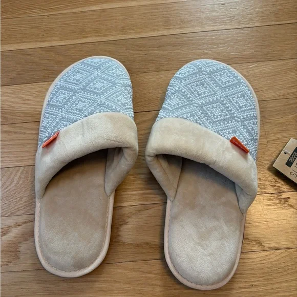 Feelgoodz Indoor Slippers Grey Size Medium (8-9) NWT - Picture 2 of 4